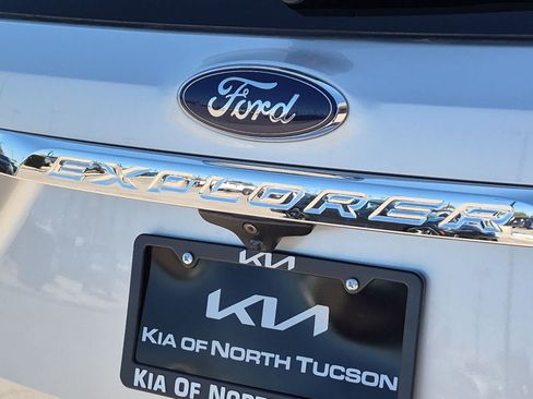 Used 2018 Ford Explorer XLT w/ Equipment Group 202A FWD image 13