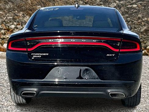 Used 2017 Dodge Charger SXT image 4