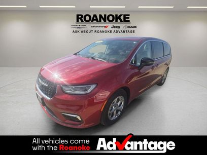 Used 2024 Chrysler Pacifica Limited w/ Uconnect Theater Family Group