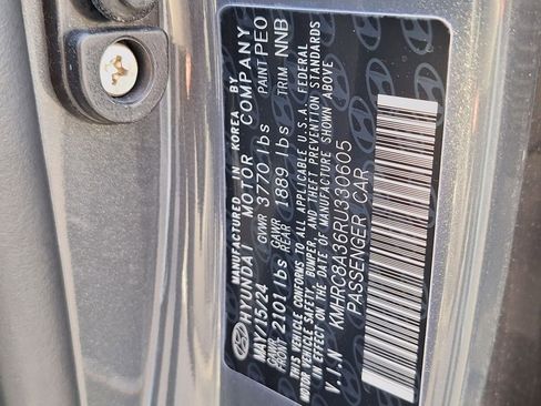 New 2024 Hyundai Venue Limited FWD image 32
