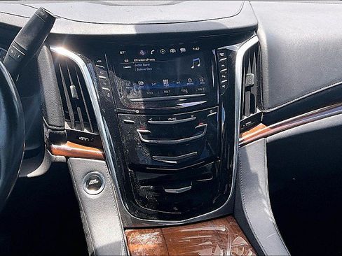Used 2020 Cadillac Escalade Luxury RWD image 5