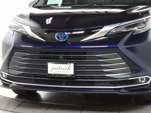 Used 2025 Toyota Sienna Platinum image 3