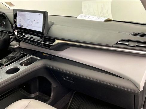 Used 2025 Toyota Sienna XLE image 16