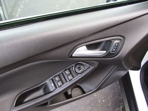 Used 2017 Ford Focus SE FWD image 25