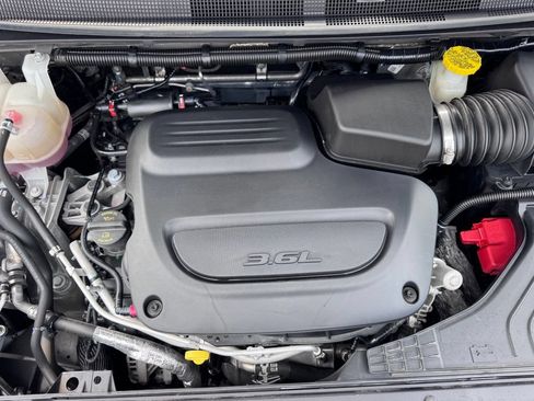 Used 2023 Chrysler Pacifica Touring-L FWD image 35