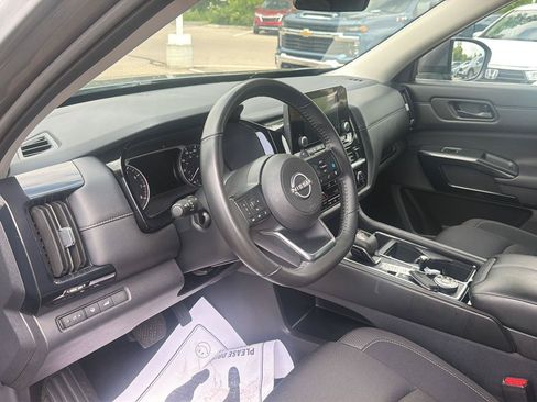 Used 2025 Nissan Pathfinder SV AWD/4WD image 17
