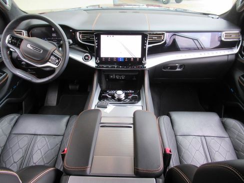 Used 2023 Jeep Grand Wagoneer Series III image 13