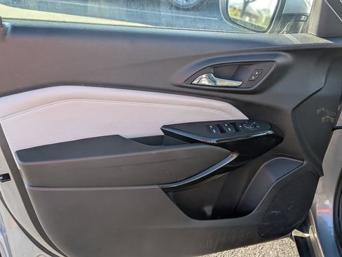 Used 2025 Chevrolet Trax LT w/ LT Convenience Package image 14