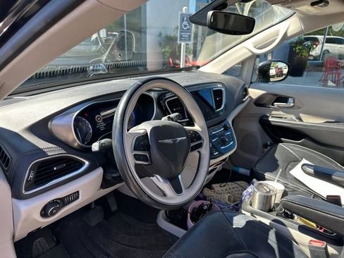 Used 2018 Chrysler Pacifica Limited w/ Tire & Wheel Group FWD image 19