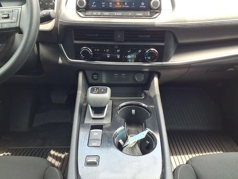 Used 2024 Nissan Rogue S FWD image 11