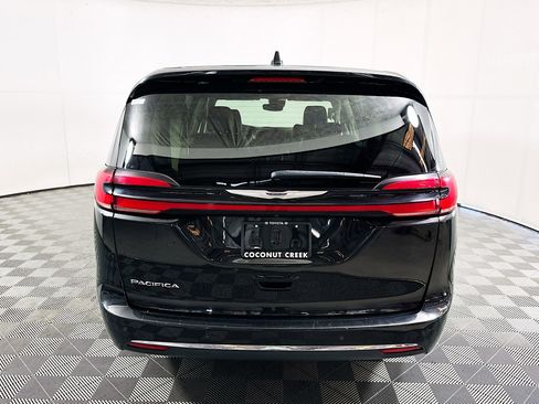 Used 2023 Chrysler Pacifica Touring-L image 4