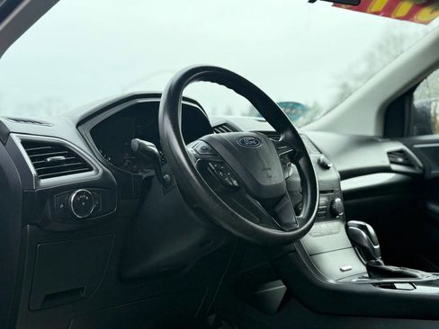 Used 2018 Ford Edge SE image 12
