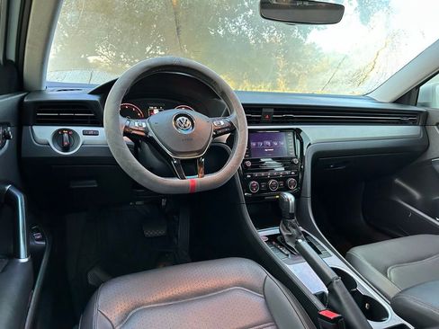 Used 2022 Volkswagen Passat 2.0T SE image 12