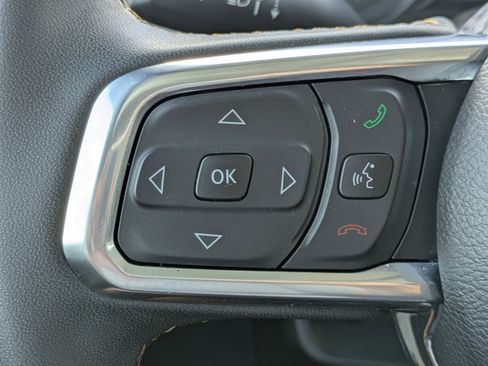 Used 2025 Jeep Wrangler Unlimited Sahara AWD/4WD image 19