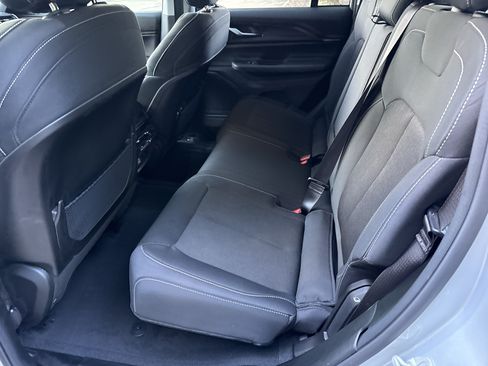 Used 2023 Jeep Grand Cherokee Laredo X AWD/4WD image 20