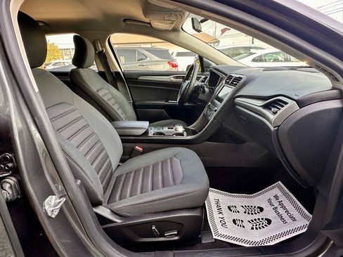 Used 2017 Ford Fusion SE w/ Fusion SE Technology Package FWD image 13