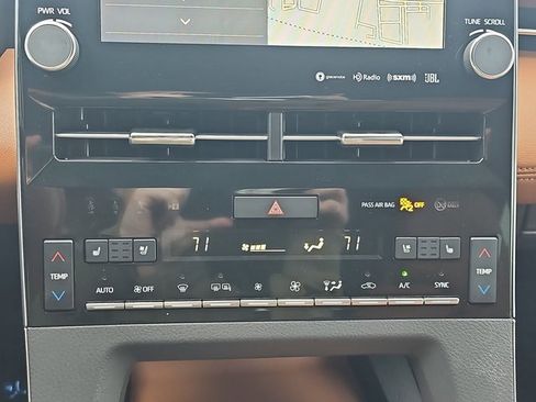 Used 2022 Toyota Avalon Limited image 23