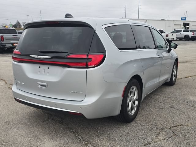 Used 2024 Chrysler Pacifica Limited FWD image 5