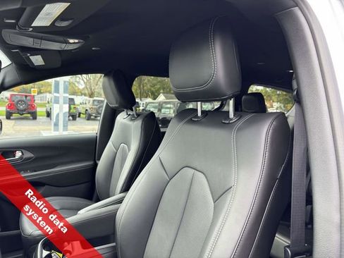 New 2026 Chrysler Pacifica Select image 18