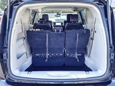 Used 2023 Chrysler Pacifica Touring-L image 18