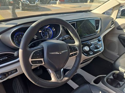 Used 2023 Chrysler Pacifica Touring-L image 15
