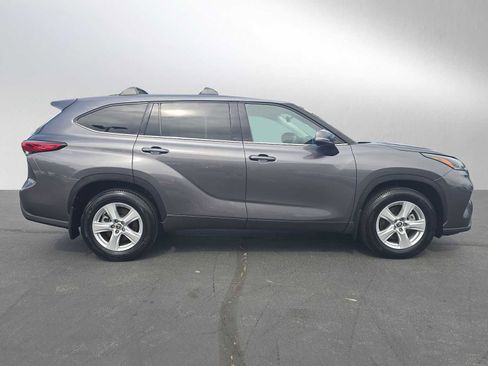 Used 2021 Toyota Highlander L image 2