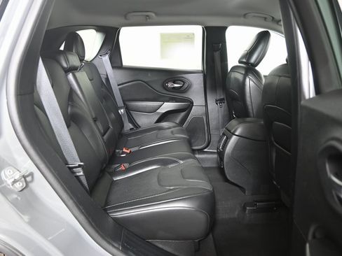 Used 2020 Jeep Cherokee Limited image 16