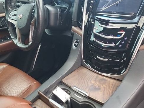 Used 2020 Cadillac Escalade Luxury AWD/4WD image 11