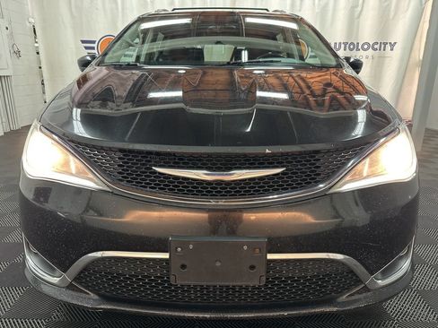 Used 2017 Chrysler Pacifica Touring-L FWD image 4