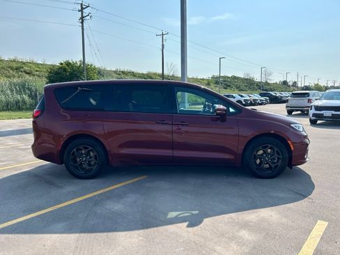 Used 2022 Chrysler Pacifica Touring-L w/ S Appearance Package FWD image 6