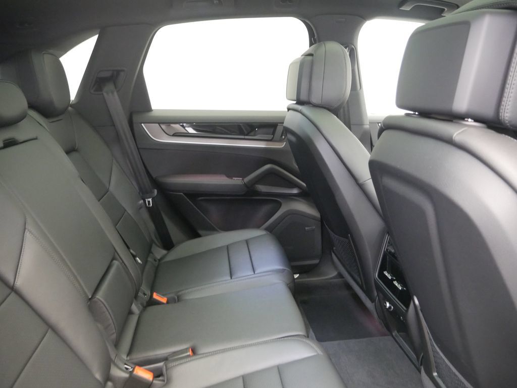 Certified 2026 Porsche Cayenne AWD/4WD image 35