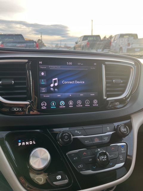 Used 2019 Chrysler Pacifica Touring-L FWD image 45