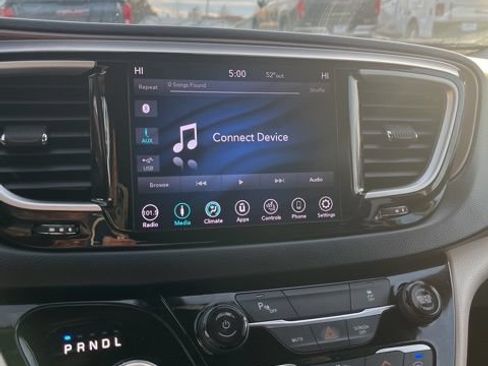 Used 2019 Chrysler Pacifica Touring-L FWD image 45