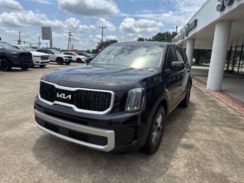 Used 2023 Kia Telluride LX image 3
