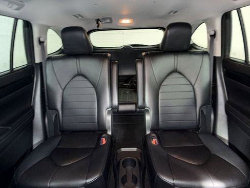 Used 2023 Toyota Highlander XLE FWD image 25