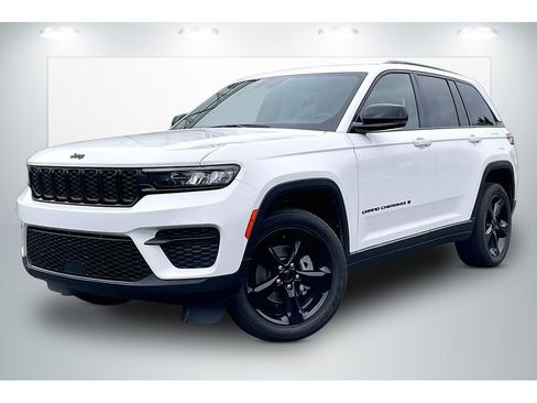 Used 2023 Jeep Grand Cherokee Altitude AWD/4WD image 2