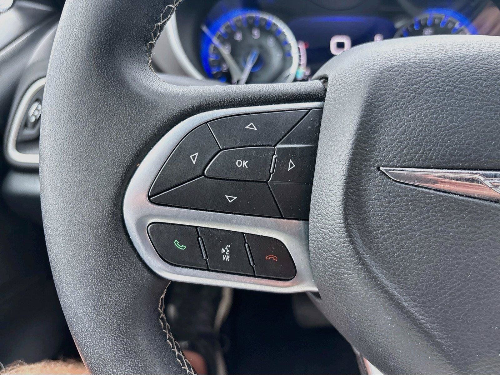 Certified 2025 Chrysler Pacifica Select FWD image 33