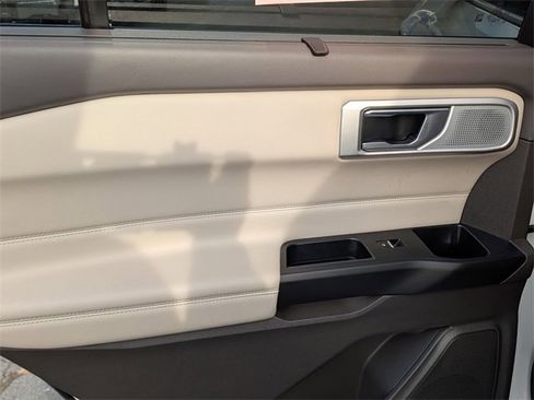 Used 2020 Ford Explorer Platinum w/ Premium Technology Package image 27