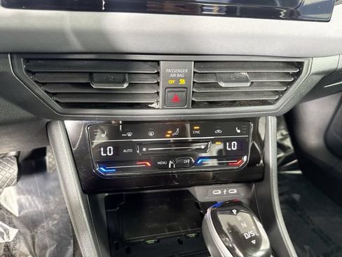 Used 2025 Volkswagen Jetta SE FWD image 9