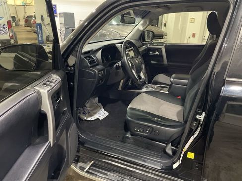 Used 2018 Toyota 4Runner SR5 AWD/4WD image 14