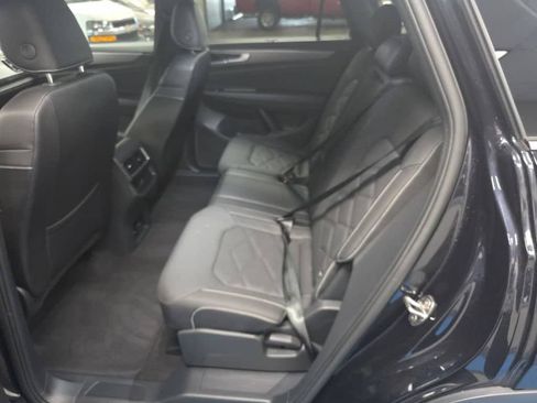 Used 2025 Volkswagen Atlas Cross Sport SE FWD image 17