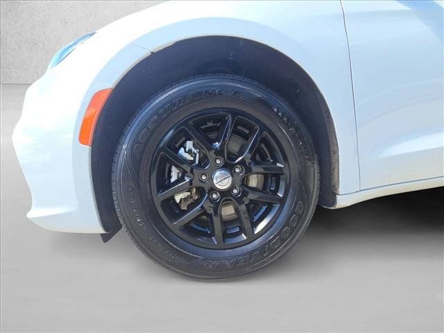 Used 2024 Chrysler Pacifica Touring-L FWD image 24