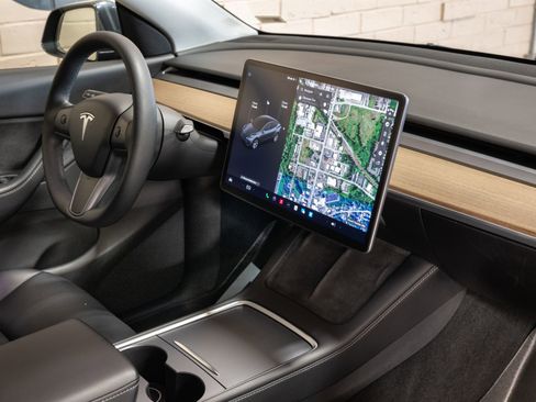 Used 2022 Tesla Model Y Long Range image 13