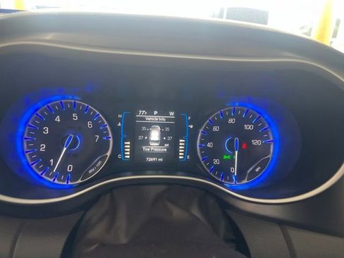 Used 2017 Chrysler Pacifica Touring-L FWD image 17