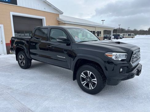 Used 2017 Toyota Tacoma TRD Sport image 3