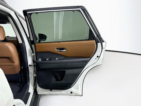 Used 2022 Nissan Pathfinder Platinum w/ Cargo Package FWD image 33
