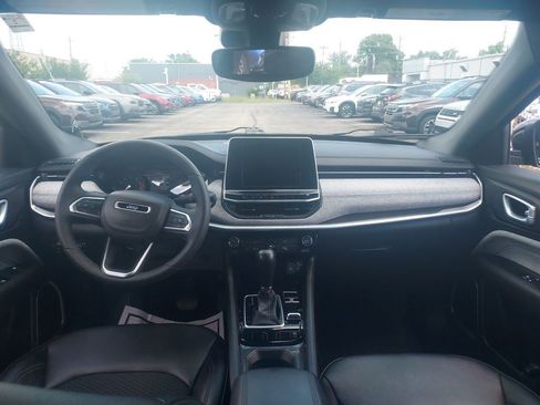 Used 2025 Jeep Compass Latitude AWD/4WD image 9