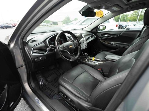 Used 2018 Chevrolet Malibu Premier w/ Premier Sun and Wheel Package FWD image 8