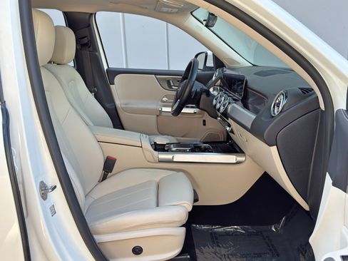 Used 2022 Mercedes-Benz GLB 250 w/ Premium Package Lite image 15