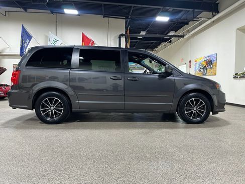 Used 2017 Dodge Grand Caravan SE image 8